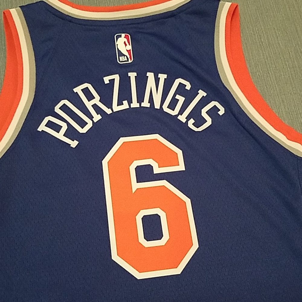 Wmns MEDIUM Nike " Porzingis" Basketball Jersey - Picture 9 of 9